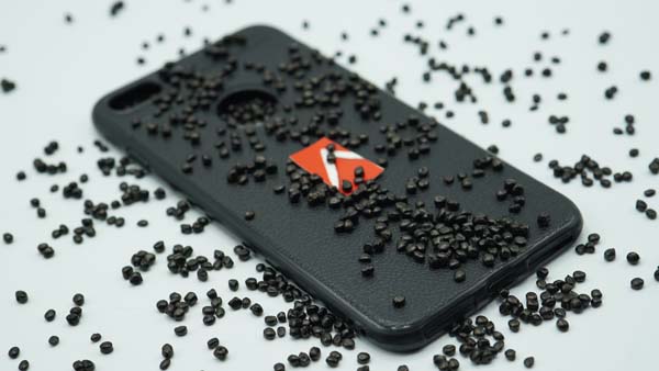 hạt nhựa màu đen làm ốp điện thoại